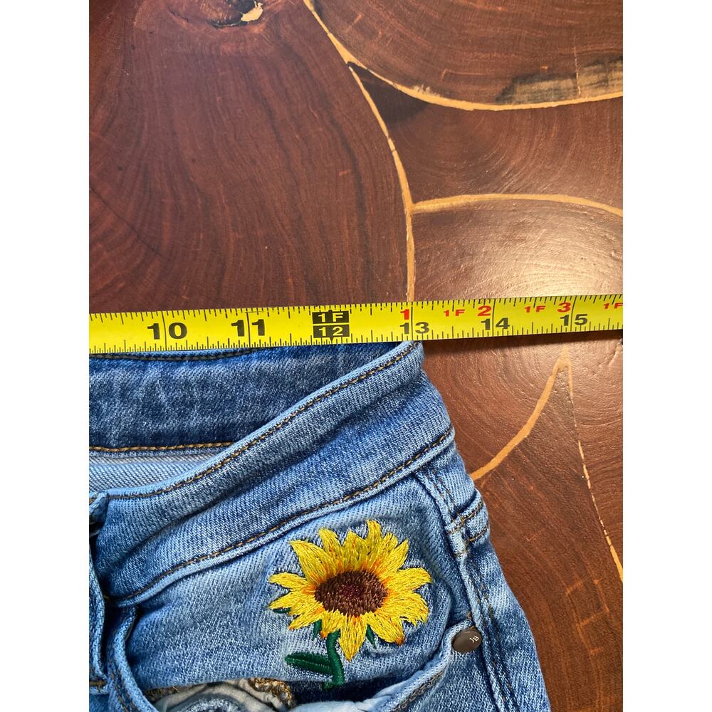 Judy Blue High Rise Sunflower Embroidered Raw Hem Jean SZ 7/28 - Picture 5 of 8